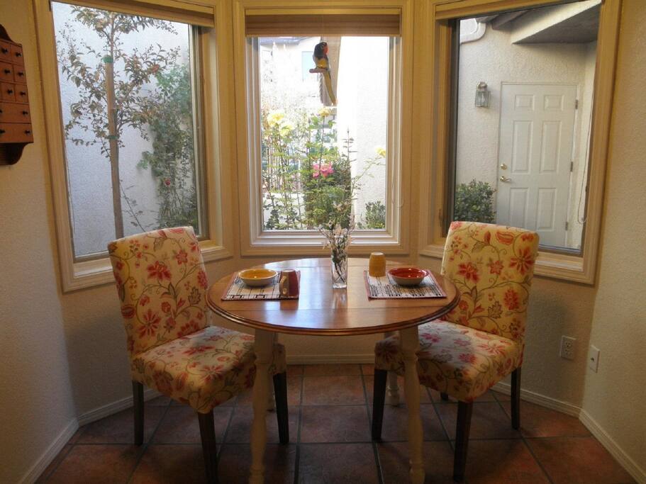 eat-in kitchen