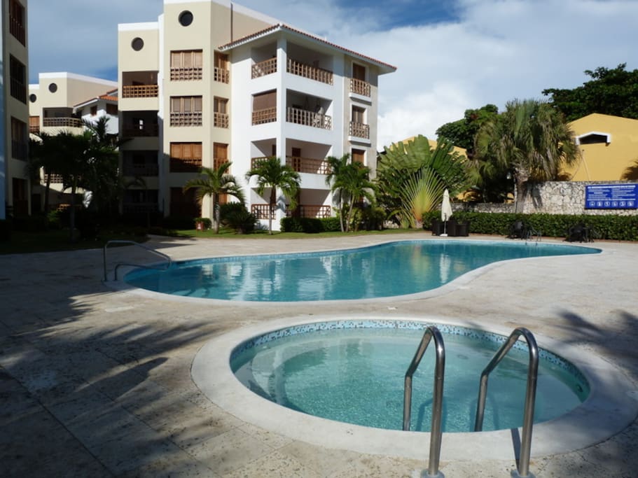 Piscina y jacuzzi común