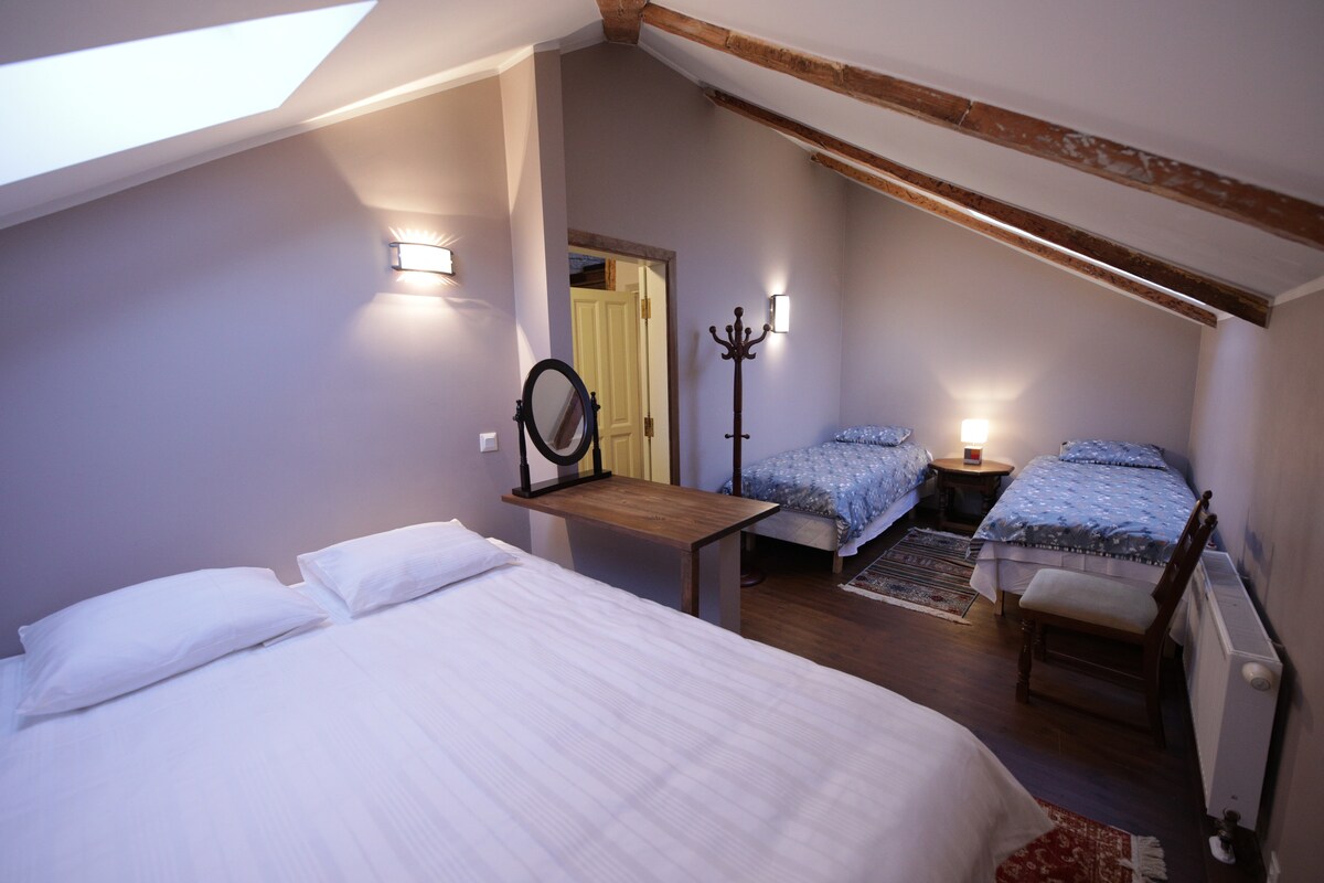 Dormitorio 2. Dos camas individuales + 1 cama doble. 