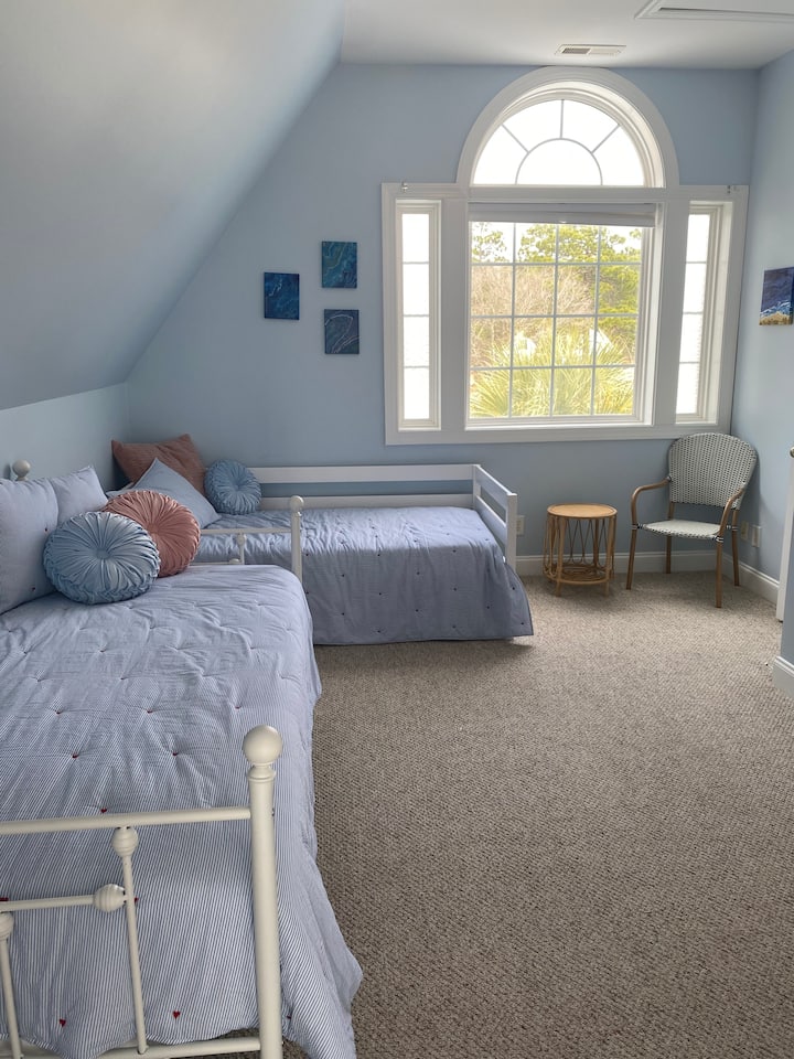 Dhomë gjumi në katin e sipërm me krevat dopio dhe krevat ditor 