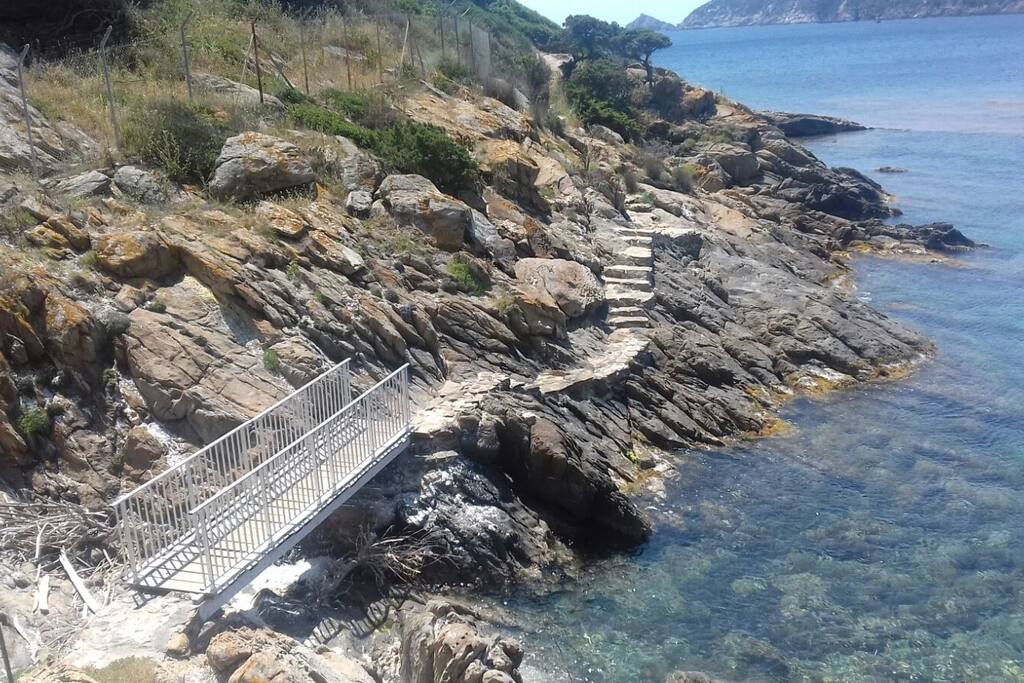 passerelle donnant accès à la plage