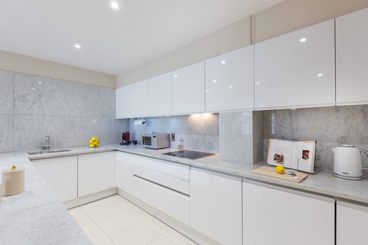 Spacious 2-Bed Luxury Living in the West End gallery image 4