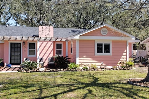 Popular Airbnb listing: Coral Cottage in Oak Island