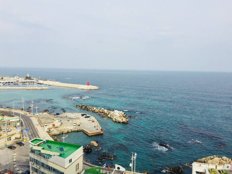 실제 방에서 촬영한 바다전망