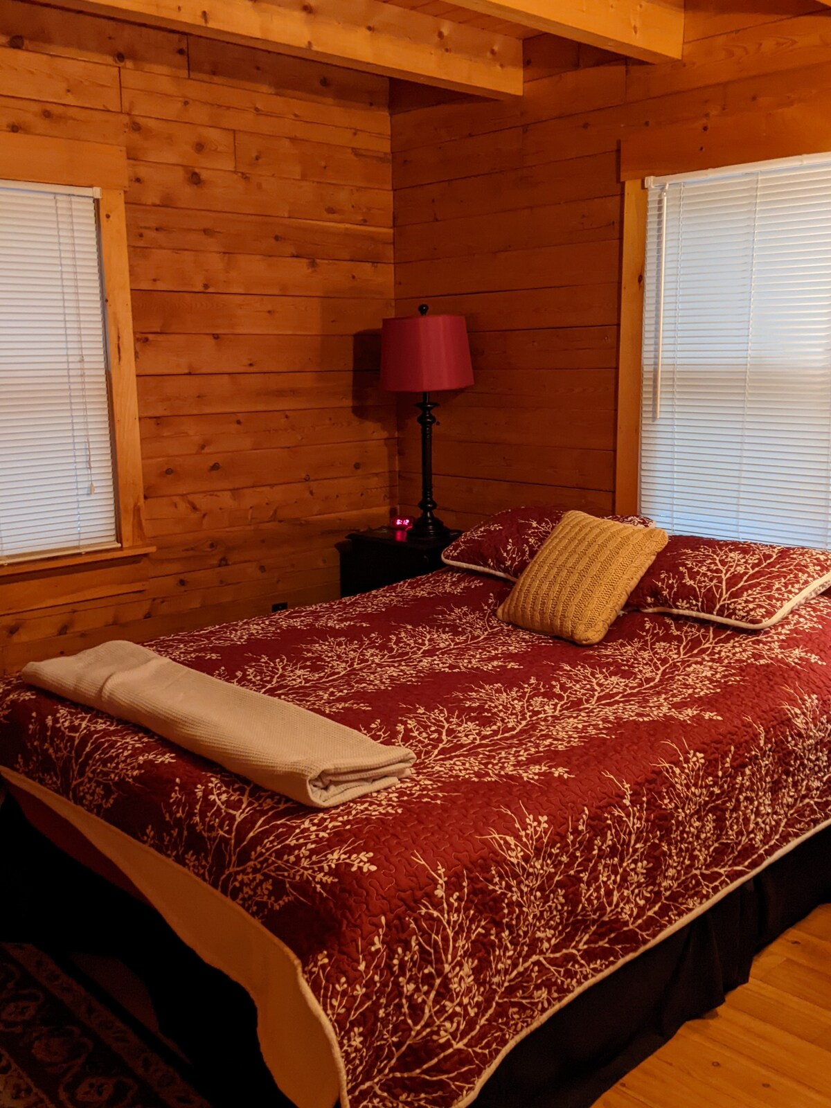 ห้องนอนที่ 2 บนชั้นหลักเตียงควีนไซส์ ห้องนอนนี้มีพื้นที่ทำงานพร้อมจอคอมพิวเตอร์