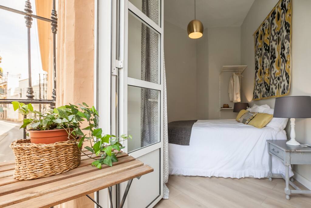 room 2 wih balcony