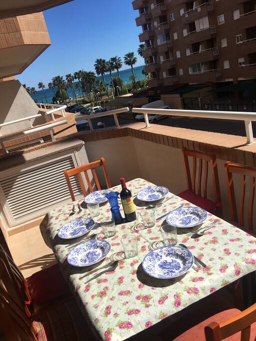 Amplia terraza con posibilidad para 6 personas con vistas al Mediterráneo. Primera Línea de playa