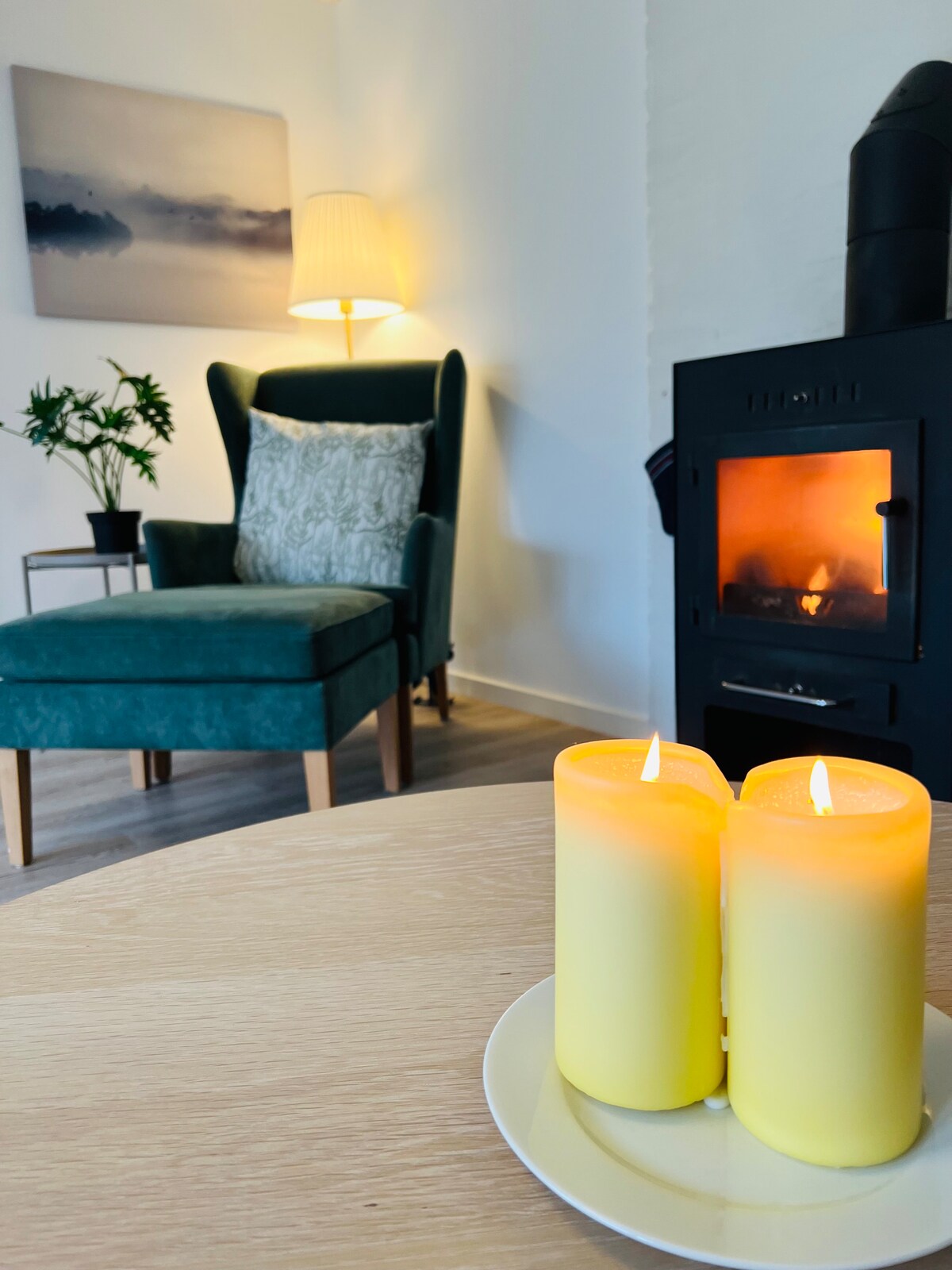 Dhoma e oxhakut,  dy kolltuqe dhe një divan ndenjjeje