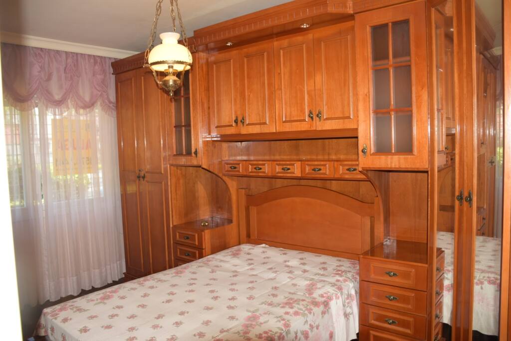 Quarto de casal 1 com estante e armários