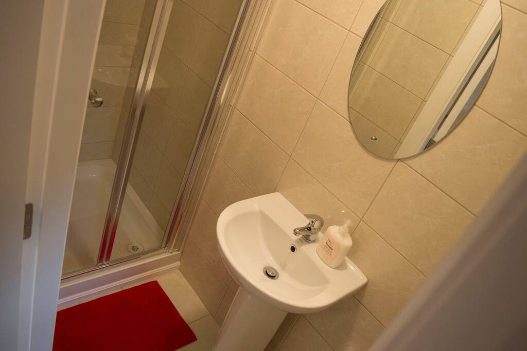 This clean and modern bathroom has every comfort you would need, including towels, soaps and shower gels