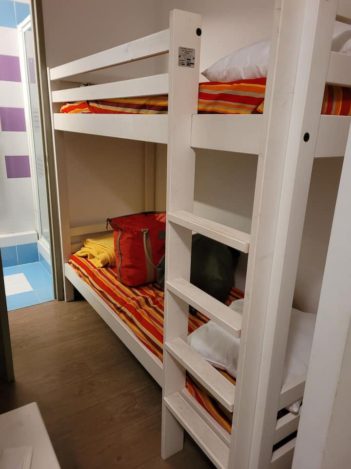 المدخل ، أسرّة المقصورة ، في غرفة الاستحمام الخلفية.