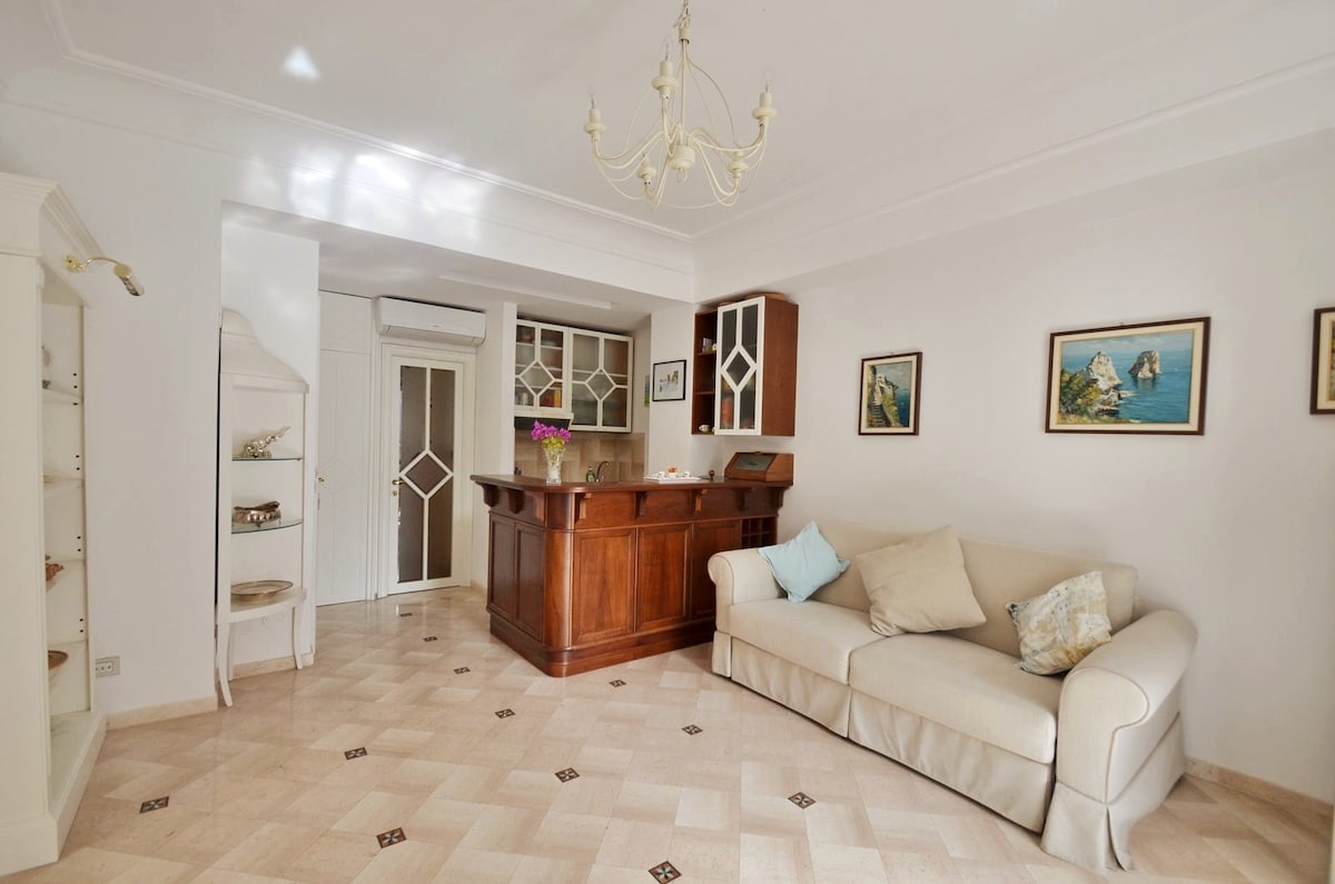 entrada , sala de estar con cocina pequeña 