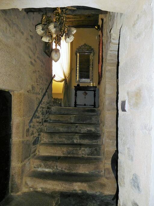 Escalier vers chambre "fuchsia"