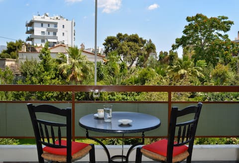 Quiet Garden View Apartment
(5' walk to the beach)