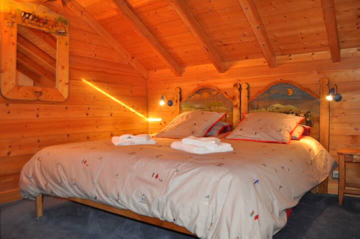 3rd bedroom in a master suite with king size bed 180 x 200 with linen, closet/wardrobe + flat-screen TV, ensuite shower room