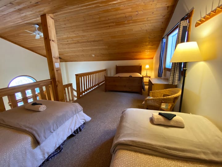 המיטה בתוך הבית הקטן/ הבקתה 