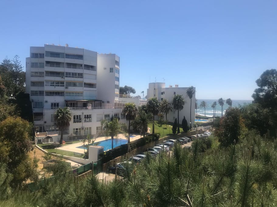 Apartamento con piscinas, garaje colectivo y acceso directo privado a la playa