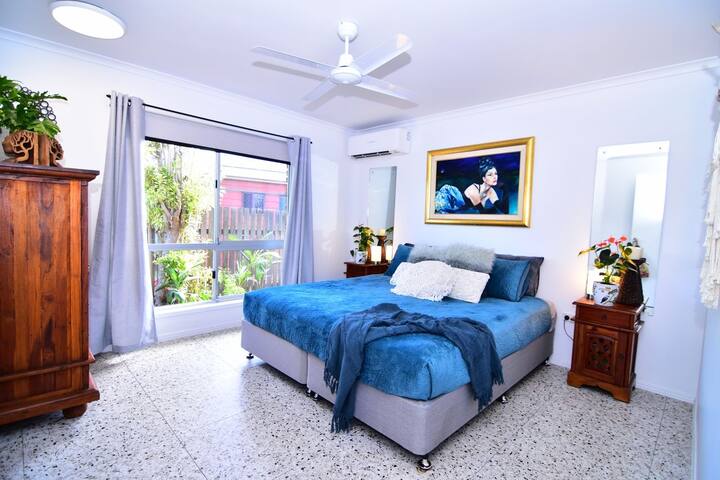 Dormitorio principal con bata que luego se conecta al baño. 
Cama tamaño king mediana firme sin hundirse ni enrollarse entre sí.
Esta habitación es AIR CONDITONED.
Nos enorgullece mucho y TODA la ropa de cama se lava entre cada reservación. 