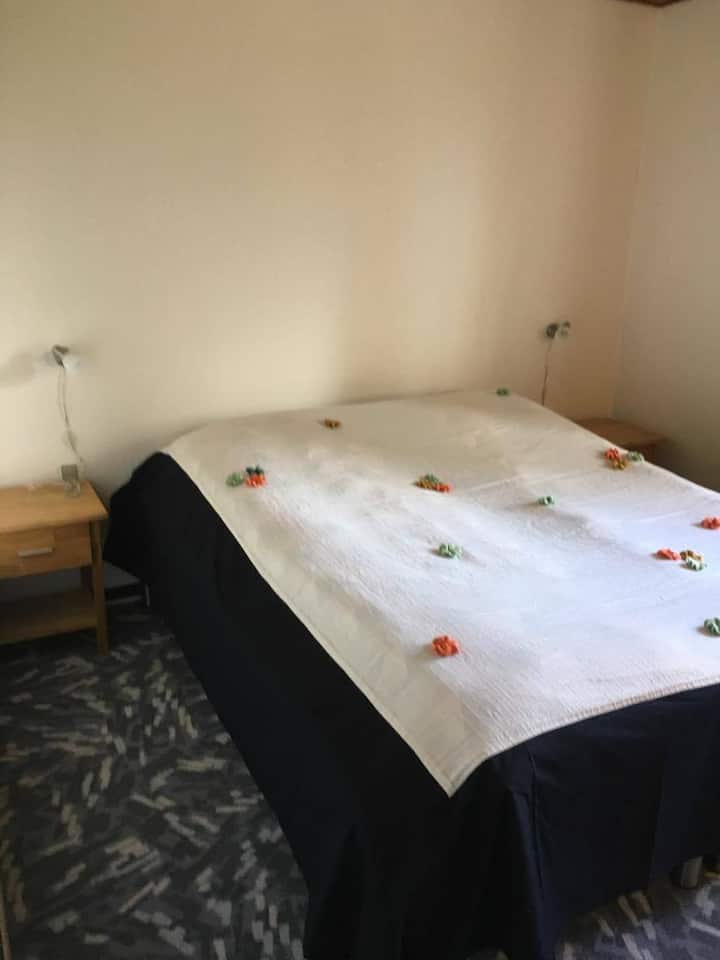 sovrum med 2 sängar