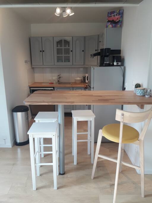 Cuisine équipée: four, plaque,hôte, lave vaisselle,micro-ondes, machine café, micro-onde
