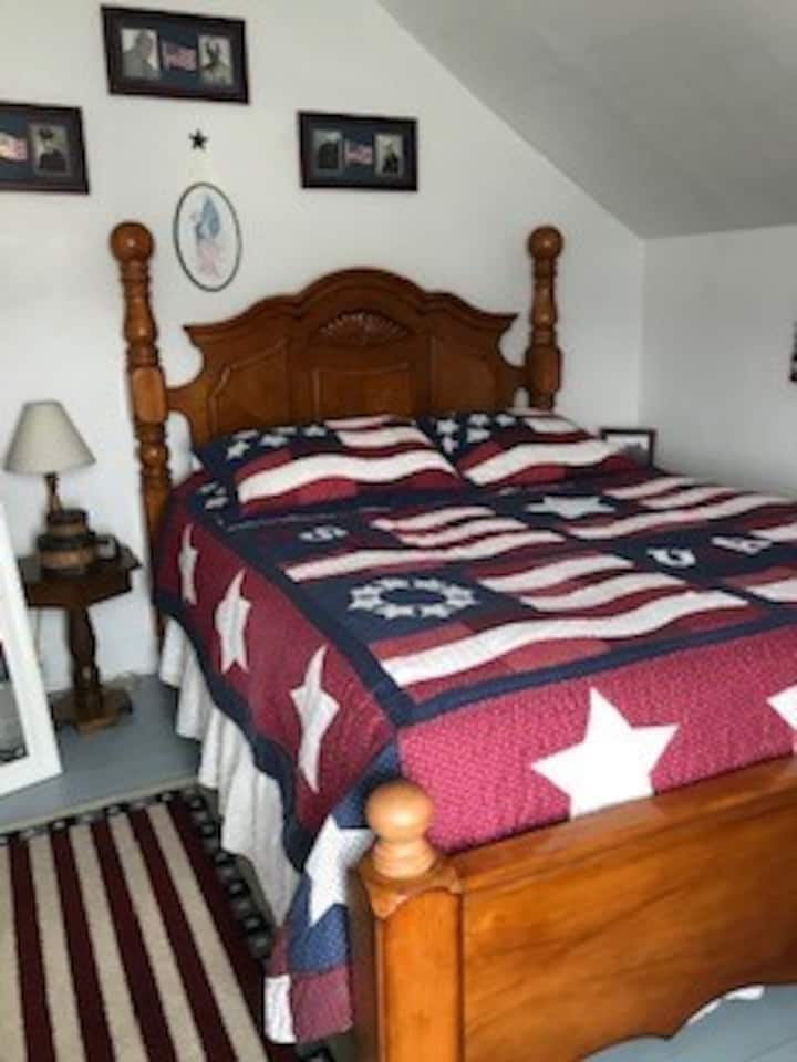 Ghorofa ya Pili:  Chumba cha kulala Nambari 2, Kitanda cha Malkia.