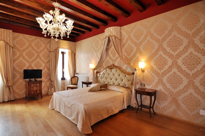 Prostorija s gredom i autentični Murano luster