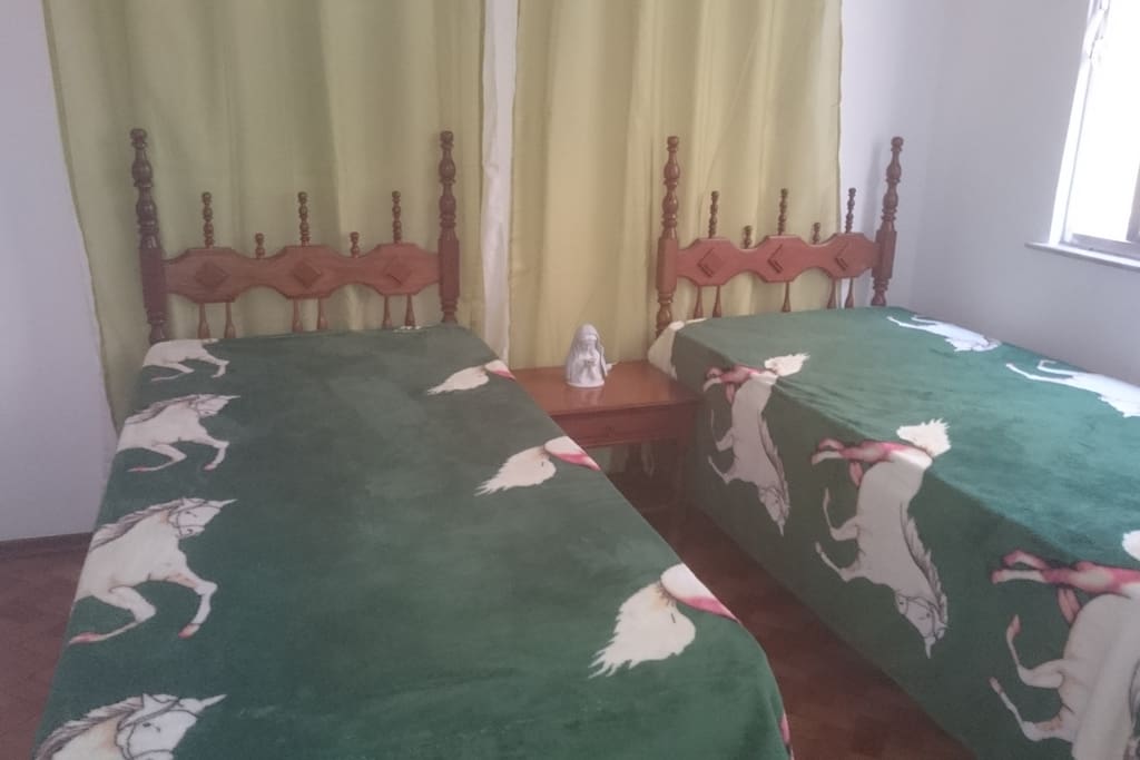 Quarto com 2 camas de solteiro