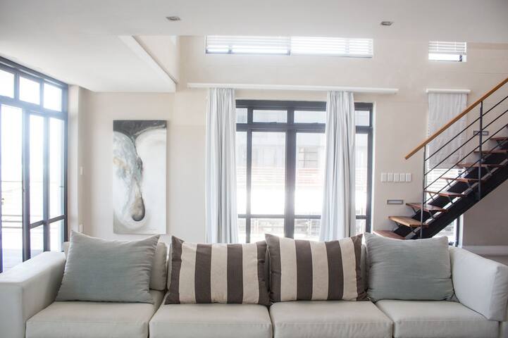 Modern apartment steps away from the ocean! gallery image 5