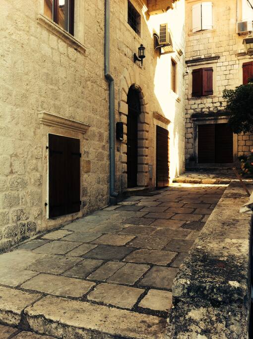 Small street that leads to the entrance.