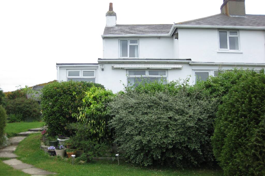 Moonfleet large pretty South facing garden