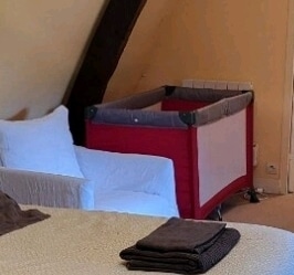 Babybett, aber bringen Sie die Bettwäsche mit . 