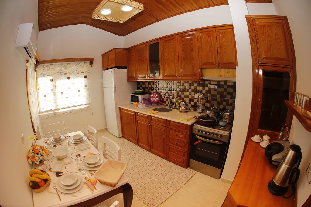 10 m2, Tüm Mutfak malzemeleri mevcuttur. Buzdolabı, Bulaşık Makinesi, Yemek masası, Set üstü ocak, Mikrodalga fırın, Tost makinesi, Çaycı, Çaydanlık, Mutfak malzemeleri, Çamaşır Makinesi, Elektrik Süpürgesi,