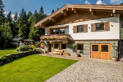 Top mountain hut with sauna, hot tub & barbecue hut
