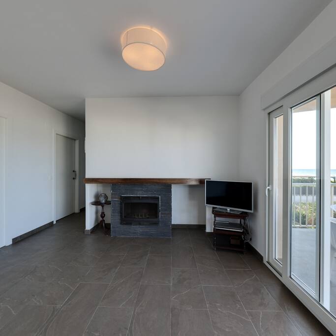 Salón con chimenea y vistas al mar