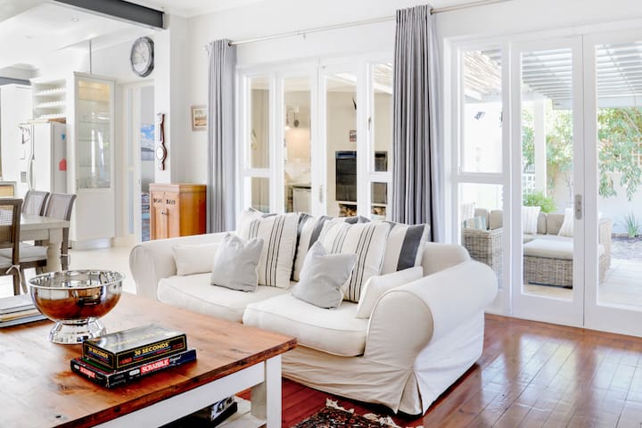 Mountain View Bungalow with Pool – no loadshedding