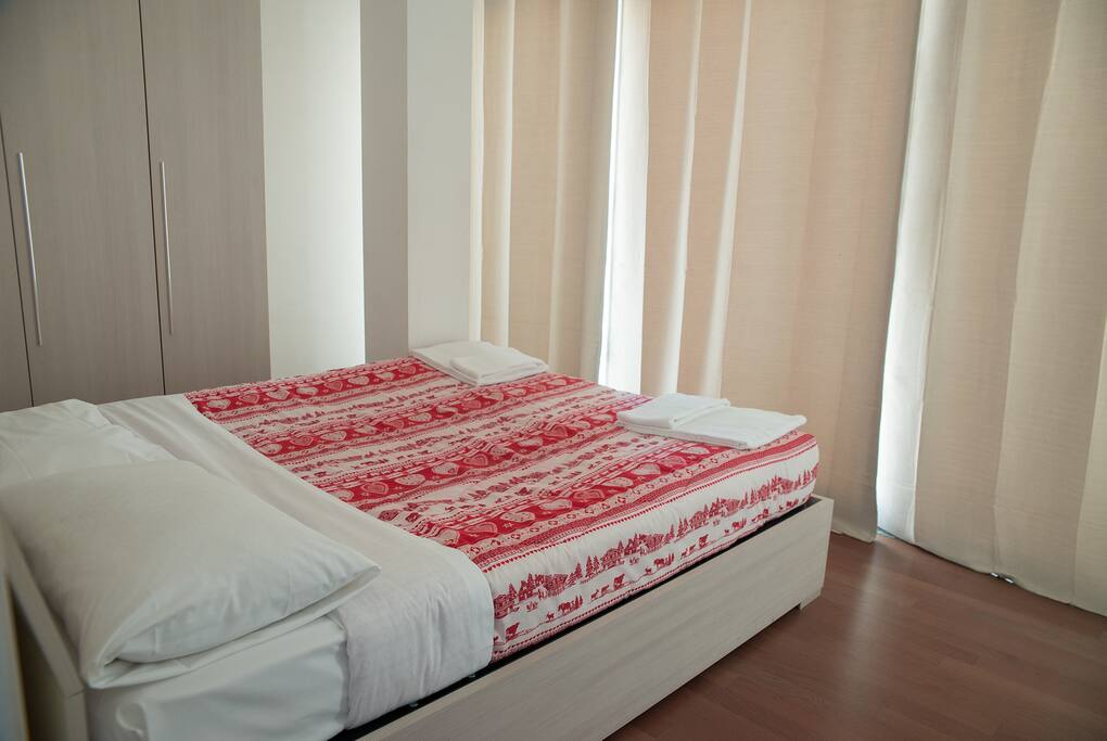 beroom with double bed