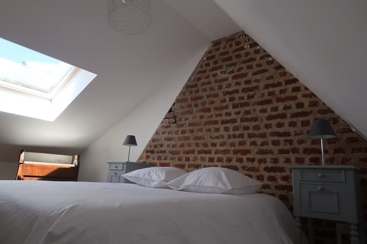 ستسحرك غرفة النوم "بريك" وأرضية الباركيه الفريدة الخاصة بها!
فراش عالي الجودة...
يتم توفير أغطية الأسرة وتضمينها في السعر (جهد صغير قبل المغادرة: يرجى إزالة الملاءات ووضعها في حوض الاستحمام). 