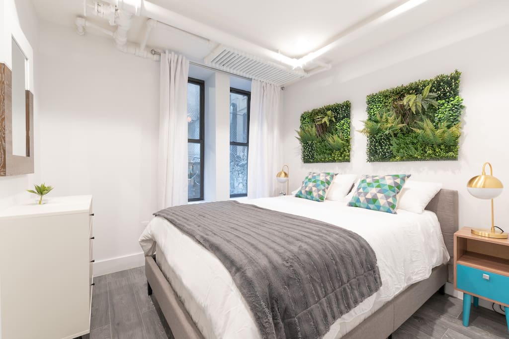 Bedroom 3: Deluxe queen-sized bed