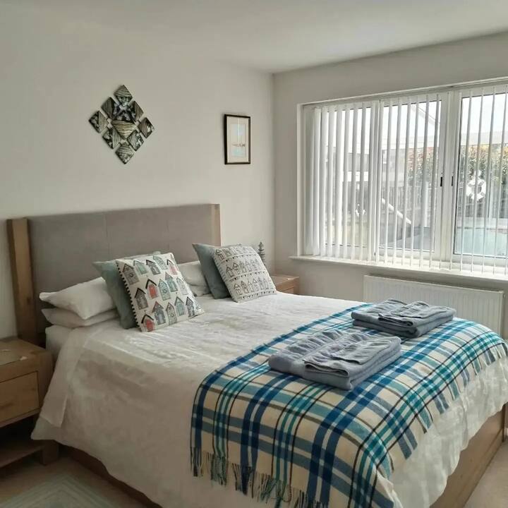 Chumba cha 1 cha kulala kina luva zilizozimwa katika nyumba nzuri ya shambani ya Forget Me Not ya likizo katika Pwani nzuri ya Winchelsea huko East Sussex 