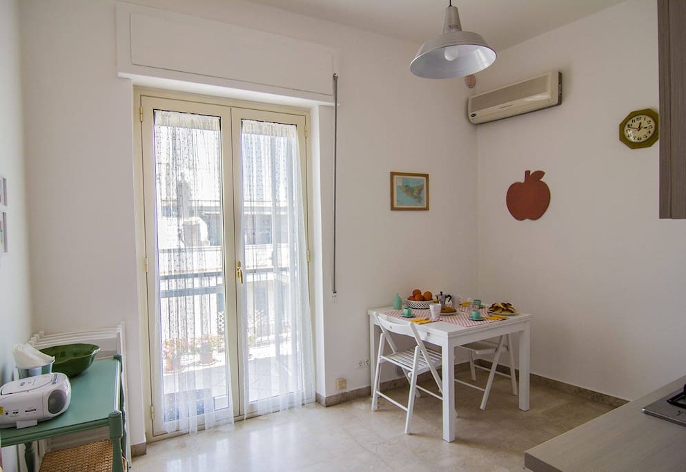 La cucina con il tavolo da pranzo