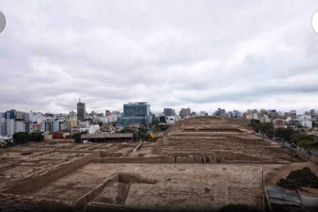 Waterfront Residential Pucllana is at the Huaca Pucllana, tourist park cuktural considered universal heritage
Frente al la Residencial Pucllana se encuantra LA HUACA PUCLLANA, parque turistico considerado patrimonio cuktural universal