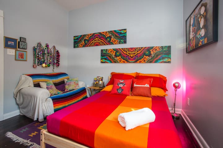 Unique & Colorful Room One Mile to French Quarter