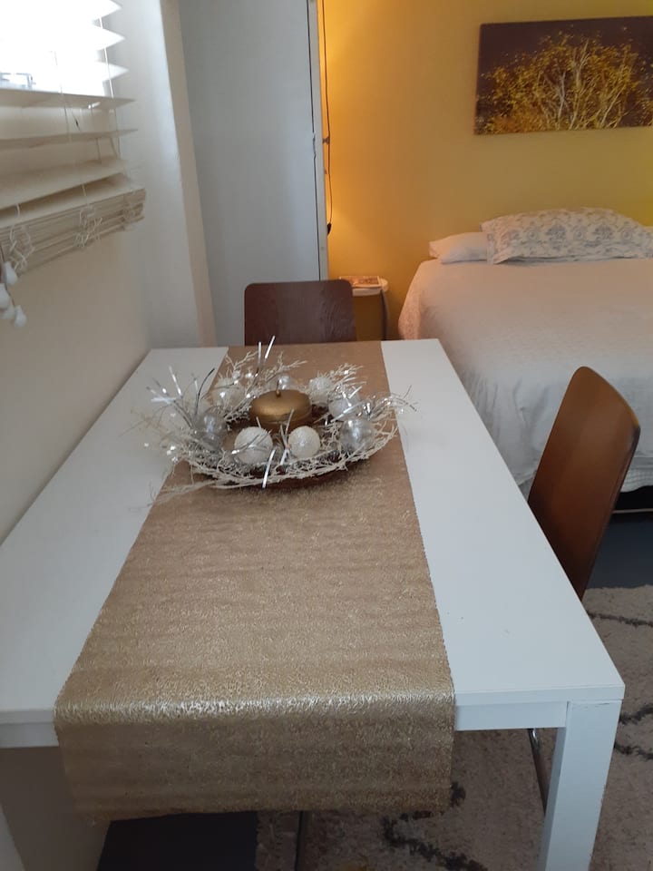 סידור חג המולד עם שולחן אוכל, שני כיסאות.