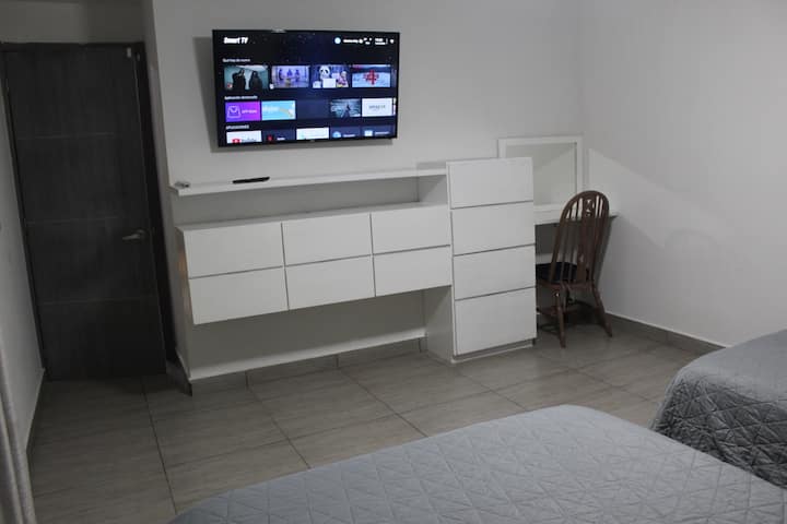 Smart-tv i hovedsoveværelset med netflix og førsteklasses amazon