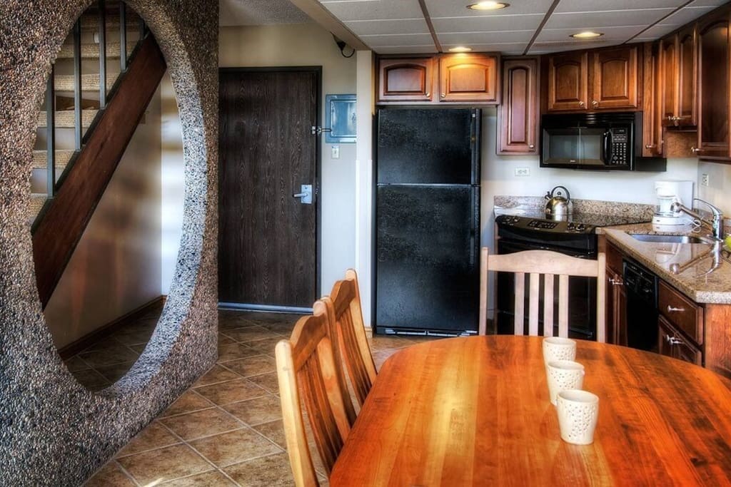 Prepare meals in the fully equipped kitchen and enjoy them together at the dining table.