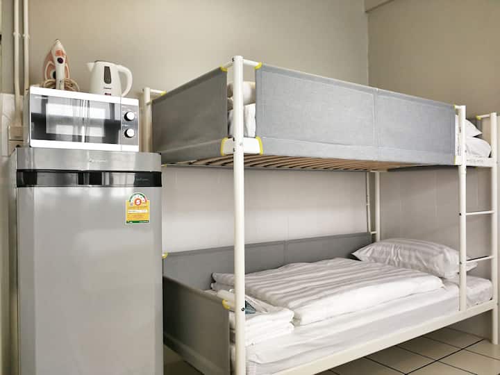 Letto a castello per 2 persone.
Frigorifero, forno a microonde, bollitore, ferro da stiro.