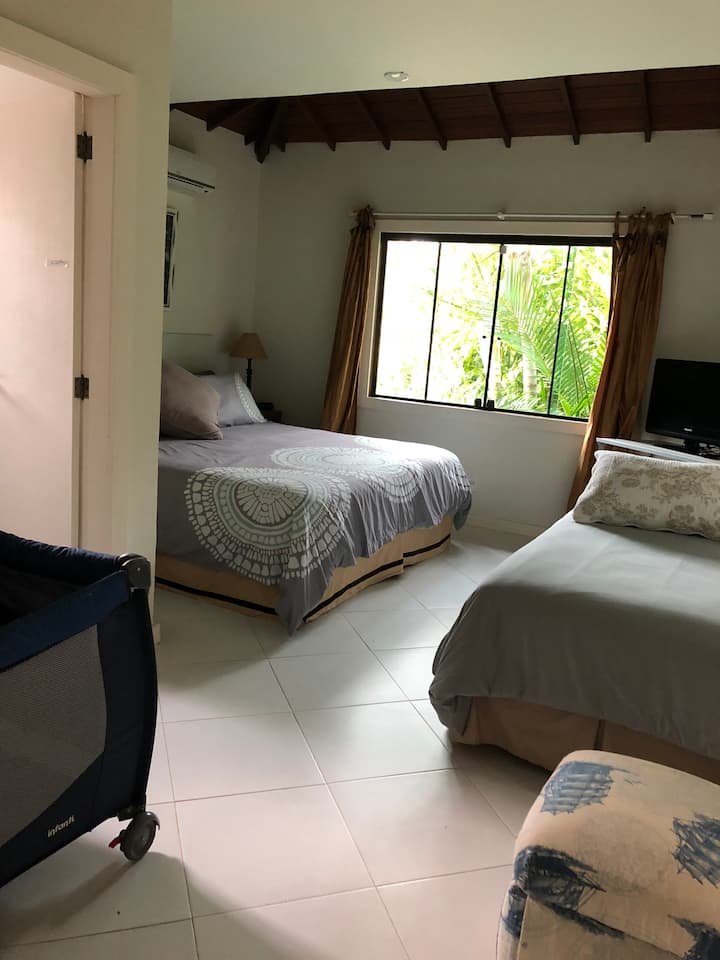 Suite familiale : lit King Size, lit simple + 1 lit pour bébé