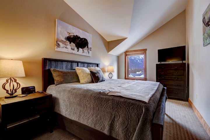 La habitación del alce.  Uno de los dos dormitorios principales.  Cama tamaño king, muebles/ropa de cama nuevos y baño en suite.
