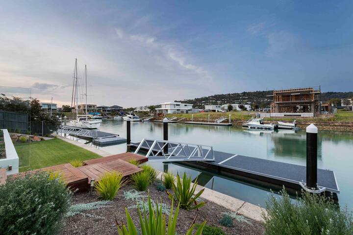 “Crown Cove” LUXURY Resort waterfront + 18m JETTY! gallery image 4