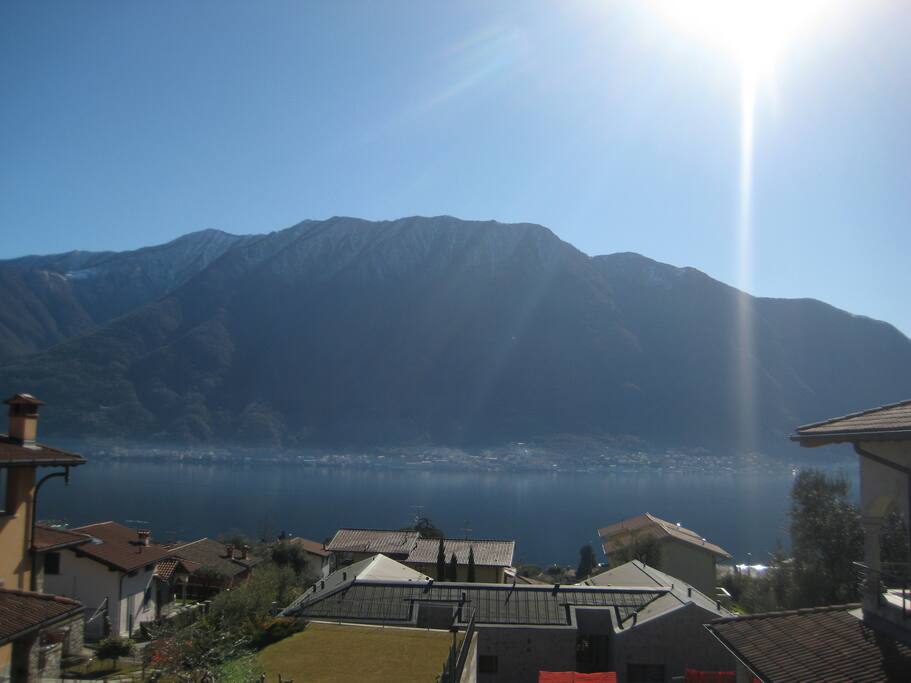 vista del lago e montagne